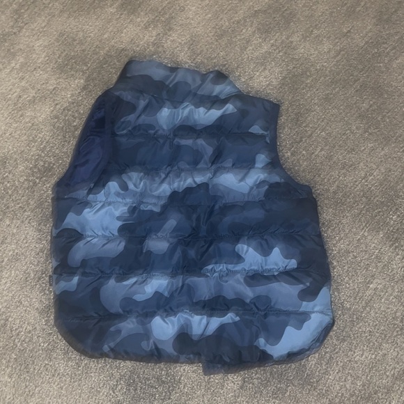Gap puffy camo Vest 12-18mnths - Picture 3 of 3